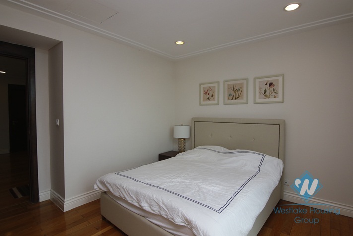 Luxury three bedrooms apartment for rent in Hoang Thanh tower, city center, Ha Noi